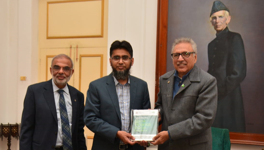 Director IBA-CEIF presents ‘IBA-CEIF Islamic Finance Casebook’ to the President of Pakistan