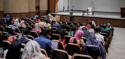 Zara Madani recites naats at IBA Karachi's poetry session to honour Ramazan